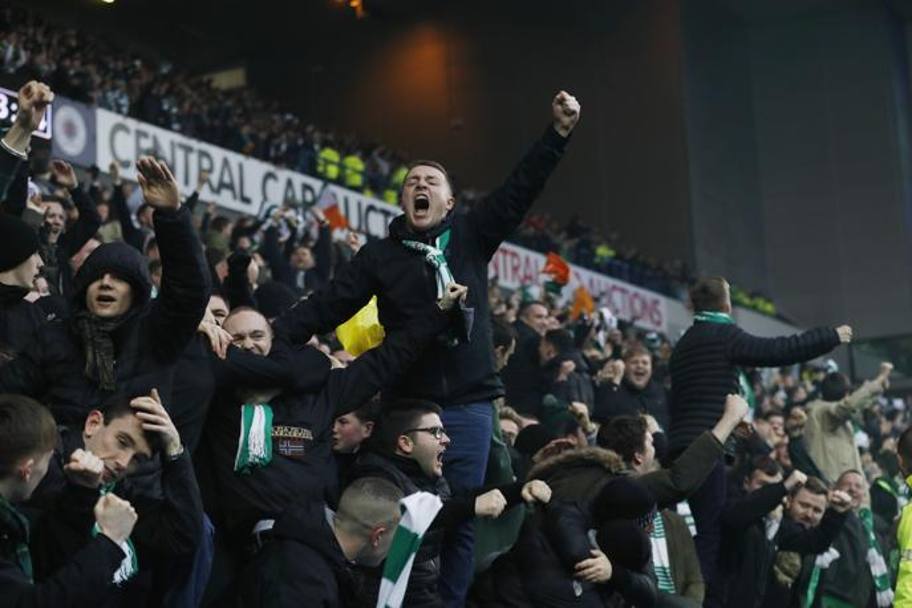 Il calore dei tifosi del Celtic, arrivata al derby da prima in classifica con 16 punti proprio sui Rangers. Reuters